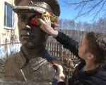 У бюста Алексея Новикова