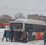 В Пермском крае жители толпой вытягивали застрявший в снегу автобус - V-Kurse.Ru