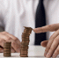 front-view-businessman-suit-tie-with-coins - Новый Компаньон