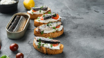 Насладись вкусом и хрустом: готовим обалденные новогодние бутерброды со шпротами – всё просто