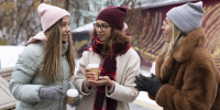 medium-shot-women-with-coffee-outdoors - Новый Компаньон