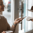 person-using-nfc-technology-pay-restaurant - Новый Компаньон