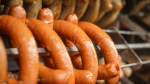 "Бумажный фарш, ни грамма мяса": Роскачество назвало марки сосисок, которые лучше оставить на полке магазина