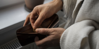 man-saving-money-energy-crisis - Новый Компаньон
