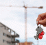 hand-holding-keys-outdoors - Новый Компаньон
