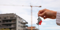 hand-holding-keys-outdoors - Новый Компаньон