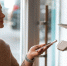person-using-nfc-technology-pay-restaurant - Новый Компаньон