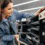 young-woman-looking-new-electric-oven-shopping-mall - Новый Компаньон