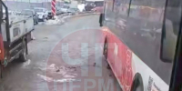 В Перми автобус колесом провалился в яму и заблокировал движение на Шоссе Космонавтов - V-Kurse.Ru