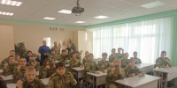 Сотрудники и ветеран СОБР «Стрелец» и подшефные школьники собрали гуманитарную помощь для участников СВО - Росгвардия