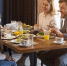 full-shot-family-eating-together - Новый Компаньон