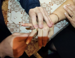 В Кунгуре к спасателям, снимавшим кольцо с женщины, подошла другая и тоже попросила снять