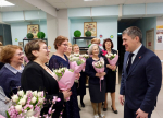 В преддверии 8 марта Дмитрий Махонин встретился с женским коллективом волонтерского центра «Островский»
