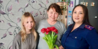 Сотрудник следственного управления СК России по Пермскому краю навестила и поздравила подшефную несовершеннолетнюю с Международным женским днем - Следственный комитет