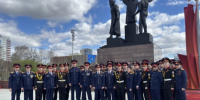 В Перми в преддверии 80-й годовщины со Дня Победы руководитель и сотрудники краевого ведомства совместно с подшефными кадетами возложили цветы к памятнику «Единство фронта и тыла» - Следственный комитет