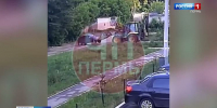 В Перми тракторист разгромил машину и скрылся - Вести-Пермь