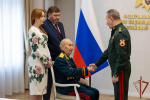 Директор Росгвардии вручил орден Александра Невского ветерану Великой Отечественной войны генерал-майору Евгению Чусову