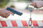 В Березниках мужчина стрелял по людям из травматического пистолета