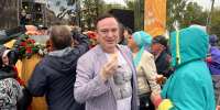 Депутат ЛДПР Олег Постников посетил фестиваль «Медовый спас» и вручил награду волонтёрам в Уинском - ЛДПР