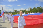 На городской эспланаде развернули гигантский флаг России в честь Дня государственного флага РФ