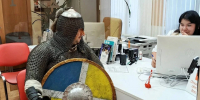 В МФЦ Пермского края пришел мужчина в доспехах и с мечом - Комсомольская Правда