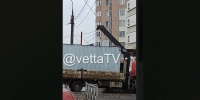В Перми автокран зацепил провода, остановил трамваи и уронил светофор - Ветта