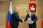 Дмитрий Махонин вручил двум пермякам награды за помощь людям в ДТП
