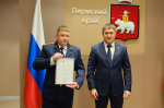 Дмитрий Махонин вручил двум пермякам награды за помощь людям в ДТП