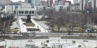 В центре Перми начали устанавливать главную новогоднюю елку - V-Kurse.Ru