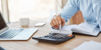 close_up_detail_professional_serious_accountant_sitting_light_office - Новый Компаньон