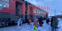 В Перми электричка снова проехала платформу на станции — пассажиры выходили в сугробы по колено - V-Kurse.Ru