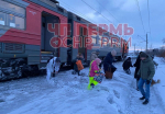 В Перми электричка снова проехала платформу на станции — пассажиры выходили в сугробы по колено