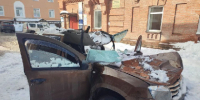 В Соликамске снежная глыба раздавила автомобиль: водитель госпитализирован - Новости Перми PermNews.Ru