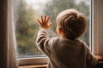 В Перми 4-летний мальчик выпал из окна 4 этажа, пока мать гуляла. Ребенок чудом выжил.