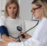 doctor-using-mechanical-tensiometer-medium-shot - Новый Компаньон
