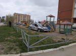 В Соликамске автомобиль вылетел на детскую площадку после ДТП на перекрестке