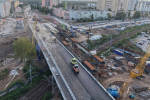 На правом направлении путепровода по шоссе Космонавтов укладывают асфальт
