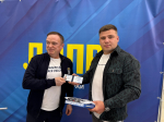 Олег Постников вручил партийный билет бойцу СВО
